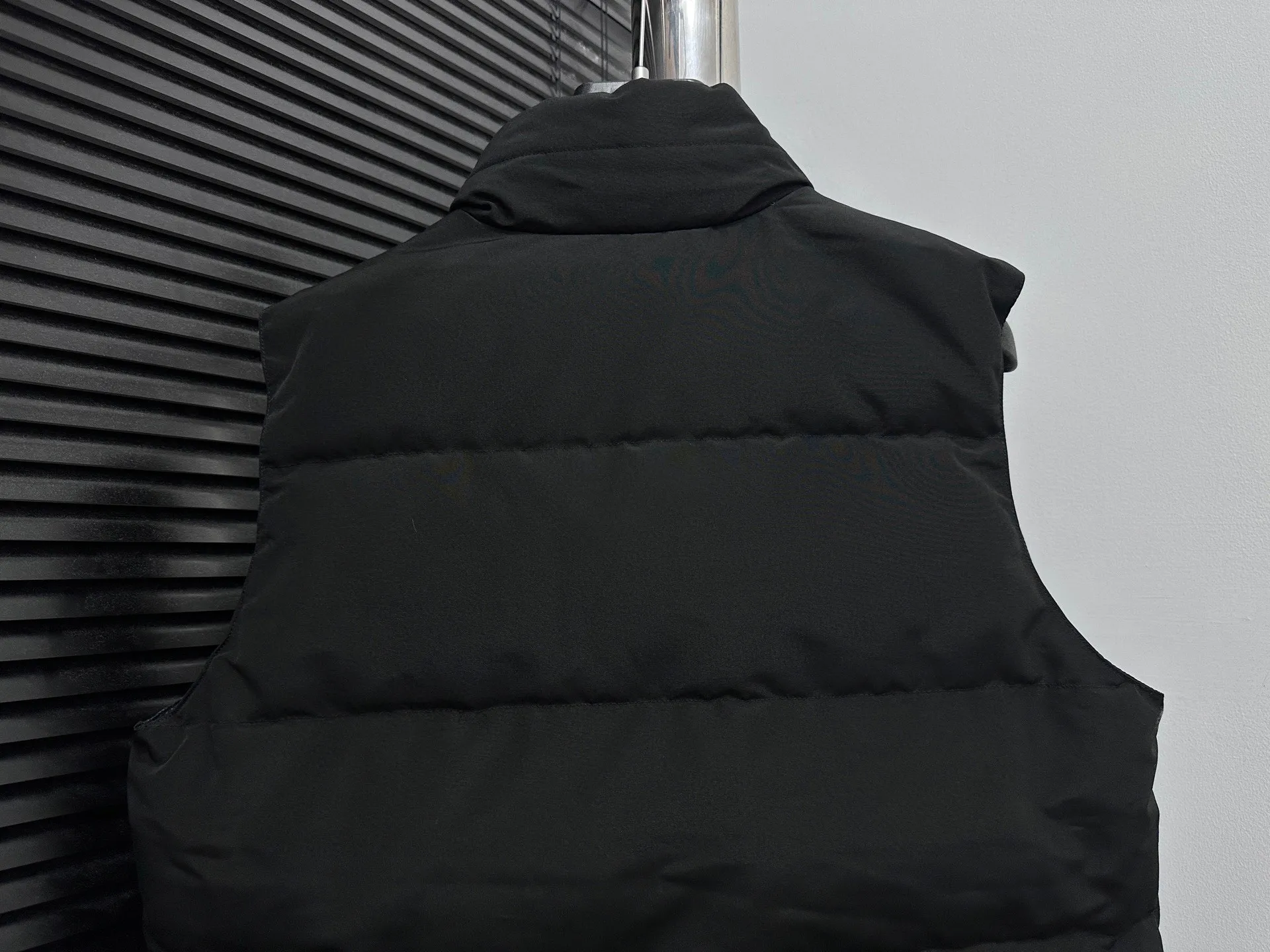 P360 [Canada Goose] Canada Goose black label #Freestyle Crew 4151mb men’s and women’s vest down ➖ Imported Behringer embroidery machine with customized 10,000-needle embroidery label! ➖ Imported 21-count polyester-cotton blended original fabric, using Feather-Light 10D waterproof coating fabric, made of 84.5% polyester fiber and 15.5% cotton, 100% the best feel in the entire network! ➖ The genuine official website uses the national standard 80 white duck down, and will never be misled by false claims such as 90 down or goose down! ➖ 100% nylon nylon lining with double double-layer sealing design to prevent velvet from running away. Top-grade polar fleece is used in the collar and pockets to keep warm and comfortable! ➖ Yoshida YKK provides original custom-made electroplated sliders. YKK two-way lockable zippers are tight and smooth and will not peel off paint! ➖ 3M composite original Velcro is durable, and all accessories and hardware are disassembled and customized! ⛔No slander, no exaggeration, no need for too much copywriting, because it is focused, it is professional!  SIZE: XS S M L XL XXL